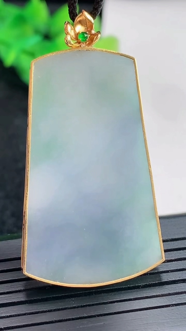 天然A货翡翠18k金春带彩 紫罗兰无事牌吊坠，尺寸49-25.6-4，裸石42-25重量:11.75