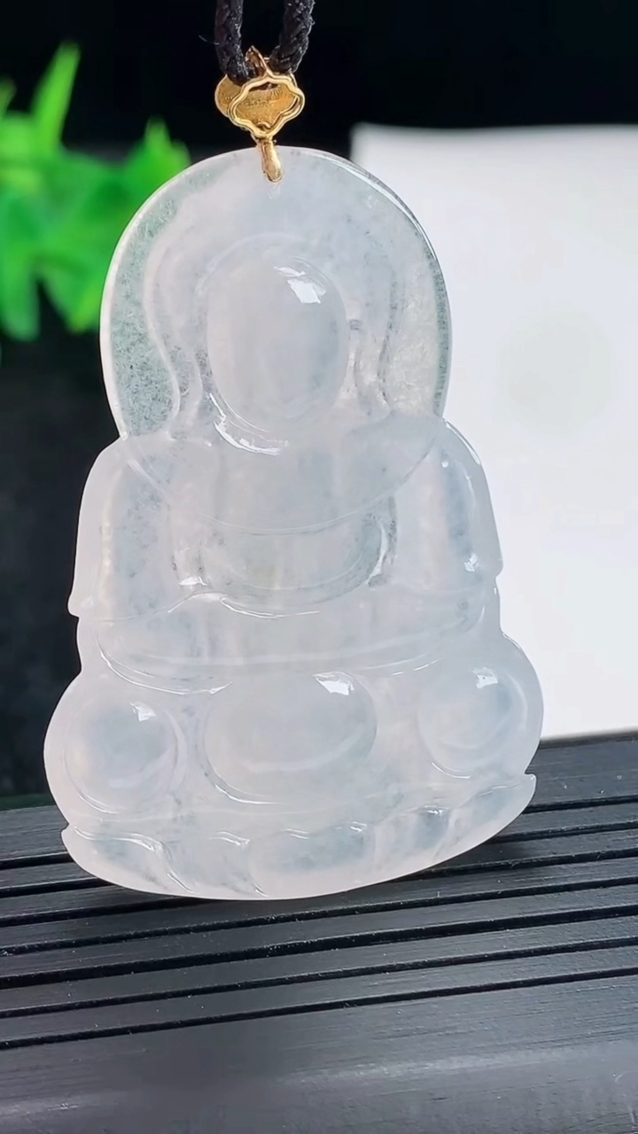 天然A货翡翠种白冰正装观音吊坠，尺寸48.5-33-4.5重量:13.47g
4月21日