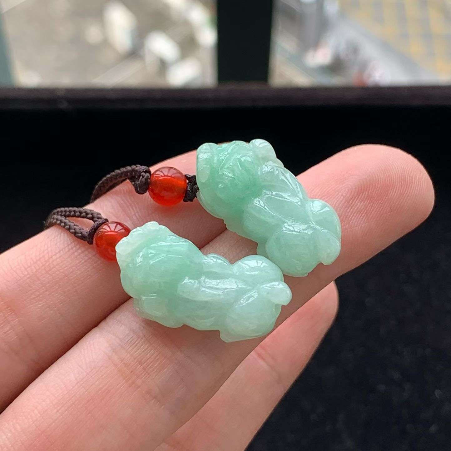 A货天然翡翠冰糯种满绿貔貅一对吊坠重量4.81g
4月21日