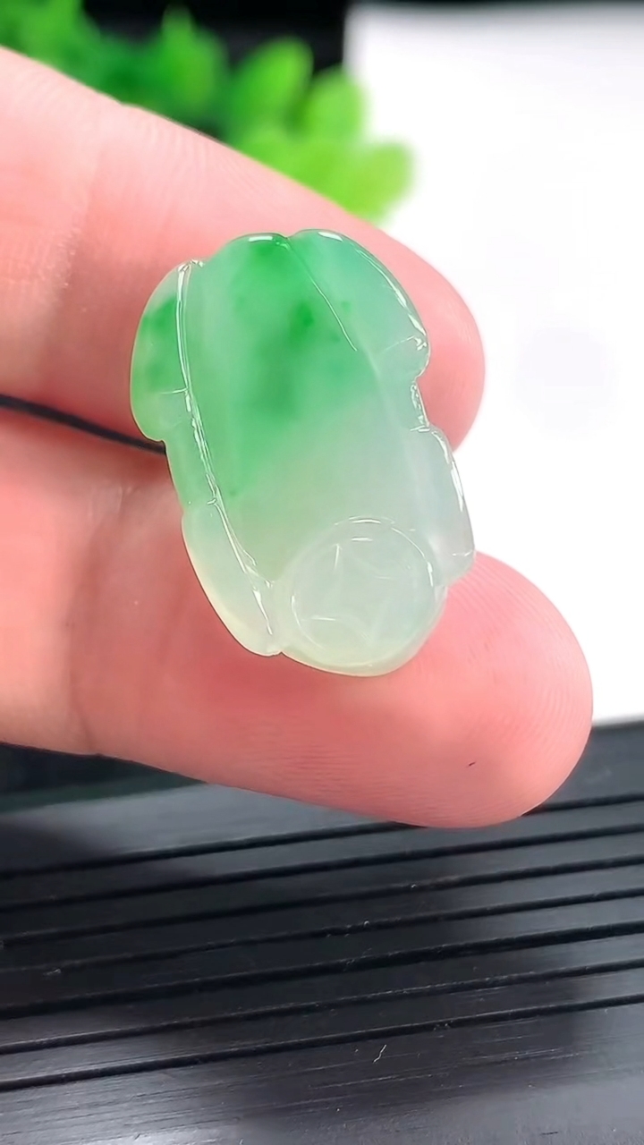 天然A货翡翠貔貅吊坠，尺寸23.5-15.5-7.2重量:5.05g
4月21日