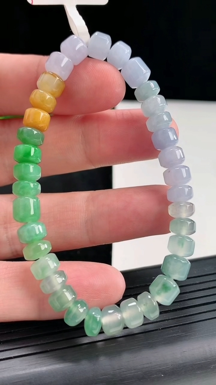 天然A货翡翠三彩路路通手串，尺寸7-6-35颗重量:18.70g4月21日
工厂直销收藏佳品,种好水
