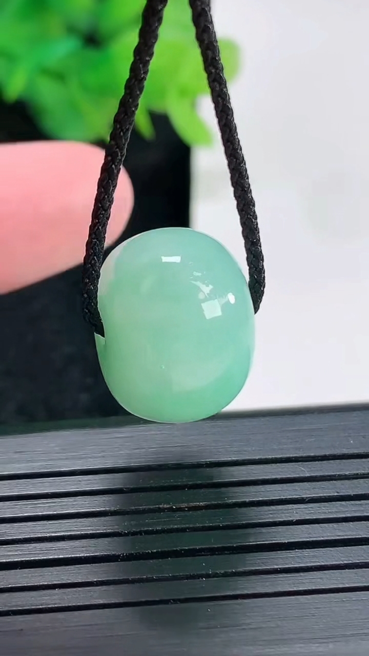 天然A货翡翠路路通吊坠，尺寸17-12.8重量:6.80g
4月21日