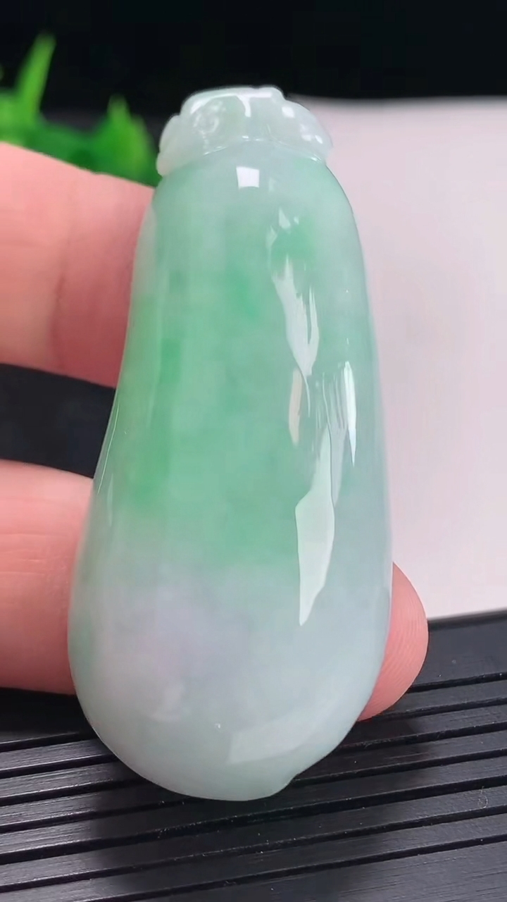 天然A货翡翠福瓜吊坠，尺寸56.5-24-11.6重量:30.39g
4月21日