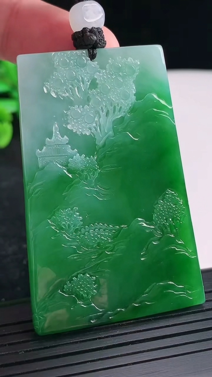 天然A货翡翠山水牌吊坠，尺寸59-39-6重量:40.00g
4月21日