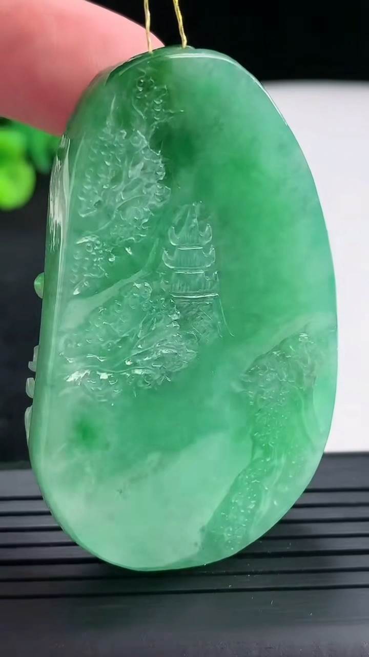 天然A货翡翠山水牌吊坠，尺寸58-36-10.8重量:53.87g
4月21日