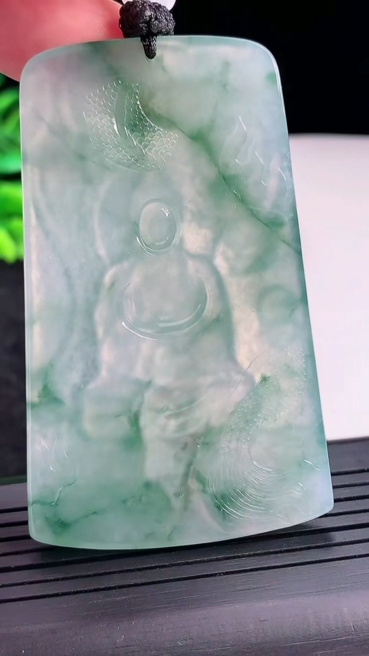 天然A货翡翠种飘花祥龙阿弥陀佛吊坠，尺寸66.5-41.5-5.5重量:38.45g
4月21日