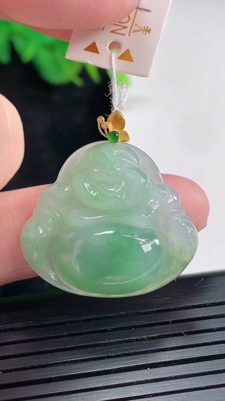 天然A货翡翠佛公吊坠，尺寸24-28-5.8重量:6.28g
4月21日