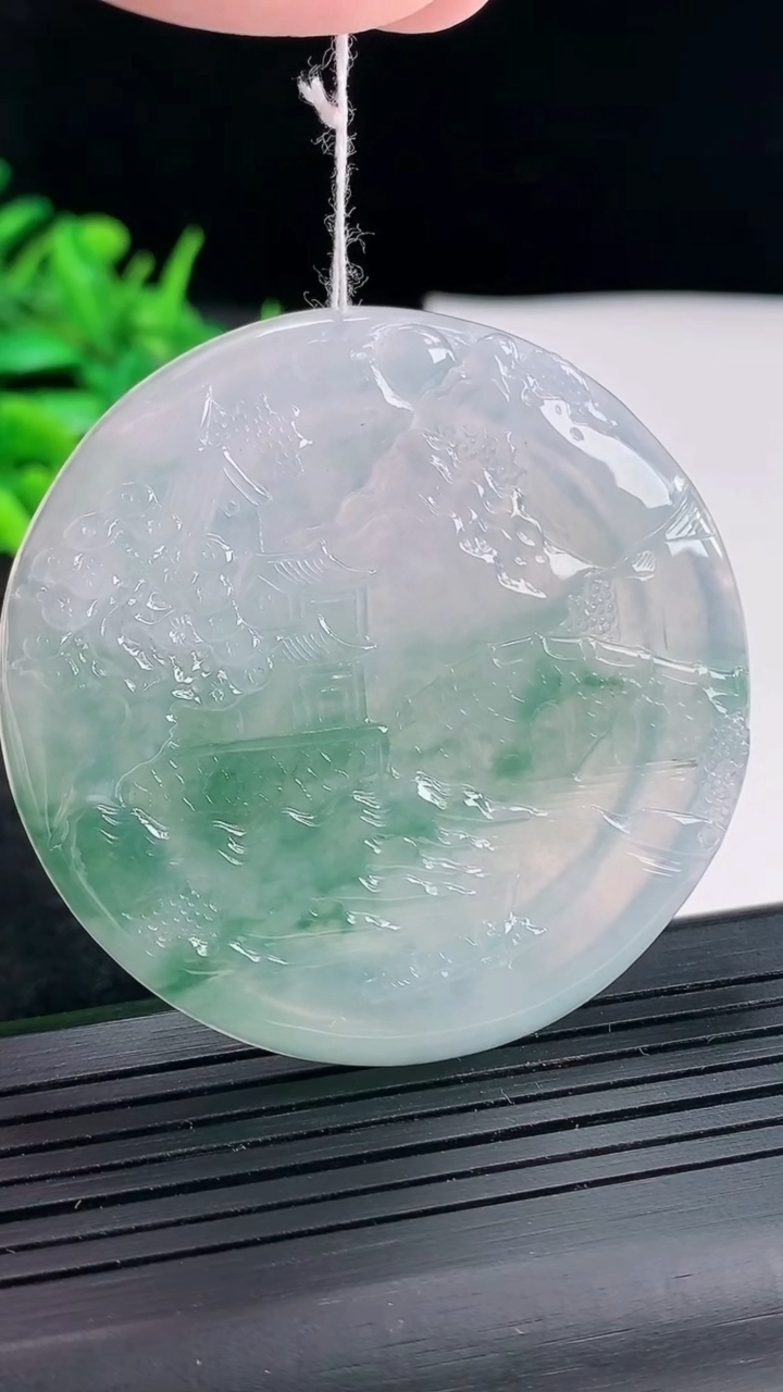 天然A货翡翠种飘花山水牌吊坠，尺寸53.5-5.2重量:36.42g
4月21日