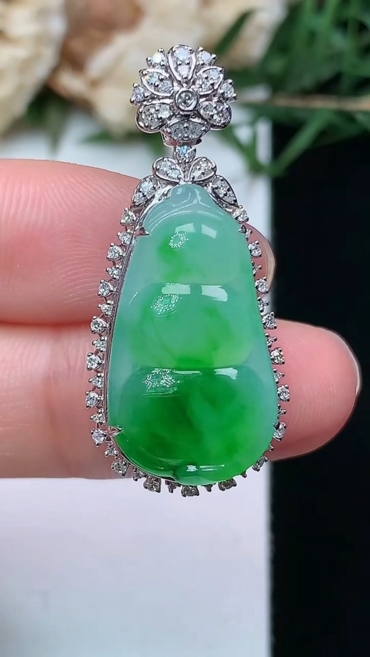 天然A货翡翠福豆吊坠，尺寸33.4-15.2-9.2，裸石21.7-12.3，重量:4.14g
4月