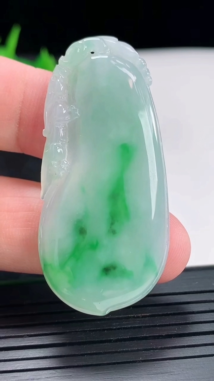 天然A货翡翠福瓜吊坠，尺寸5225-4.2重量:11.42g
4月21日