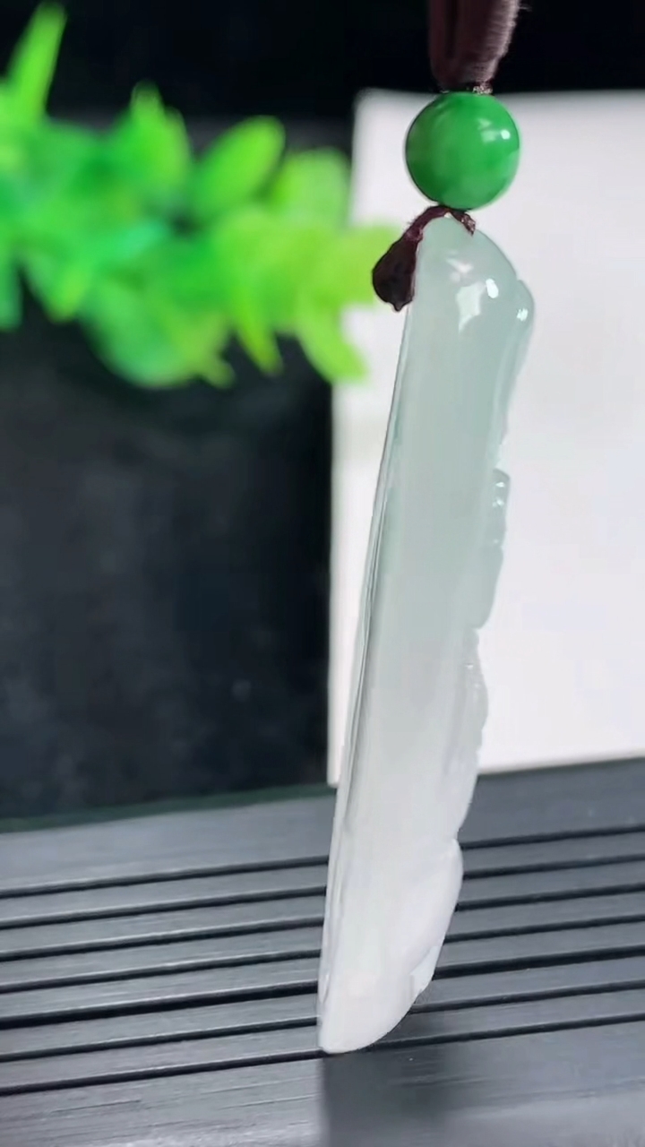 天然A货翡翠观音菩萨吊坠，尺寸48.5-25.6-6重量:14.61g
4月21日