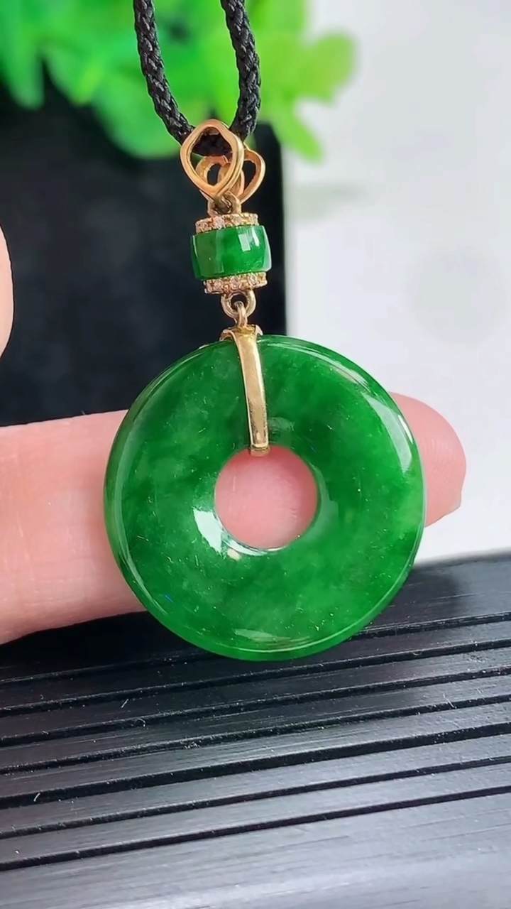 天然A货翡翠平安环吊坠，尺寸22.5-2.8重量:3.79g
4月21日