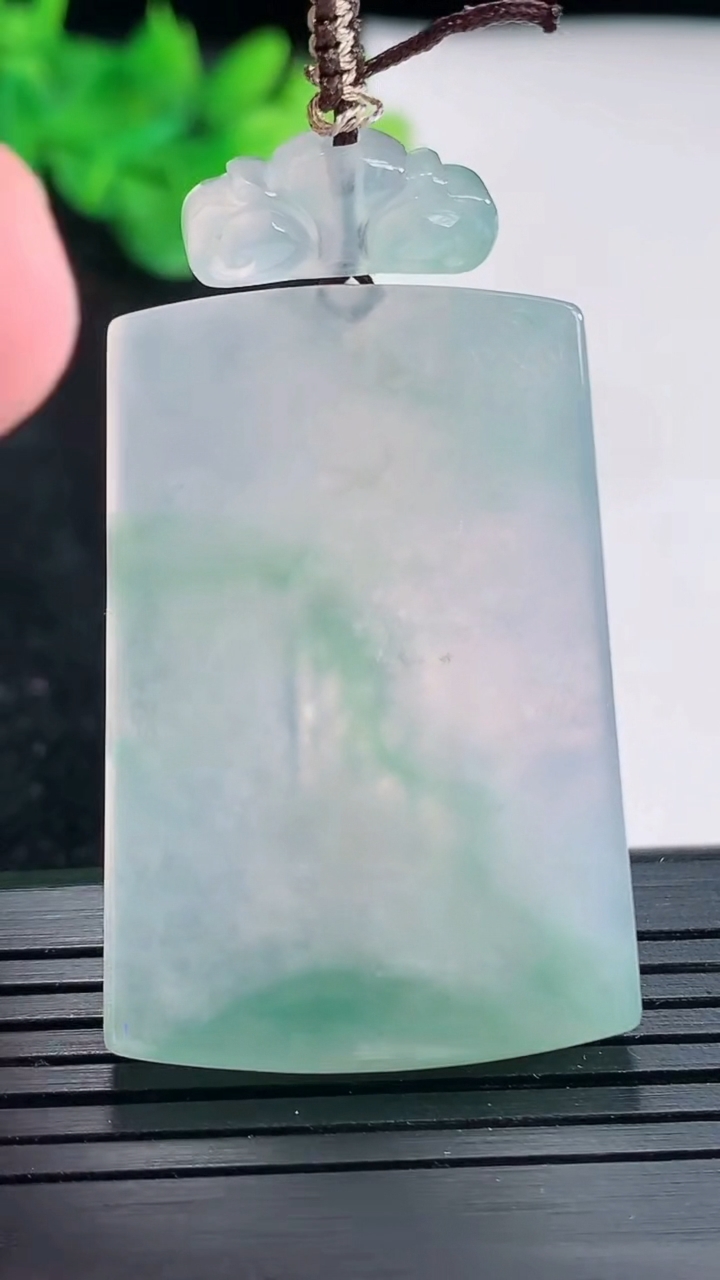 天然A货翡翠仿古无事牌吊坠，尺寸41-28-5.2重量:20.61g
4月21日