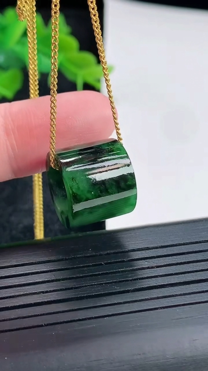 天然A货翡翠路路通吊坠，尺寸15.6-13重:4.63g474
4月21日