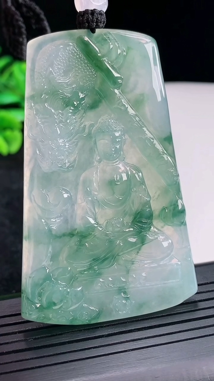 天然A货翡翠种飘花祥龙大日如来佛吊坠，尺寸67-43-4.8重量:37.70g
4月21日