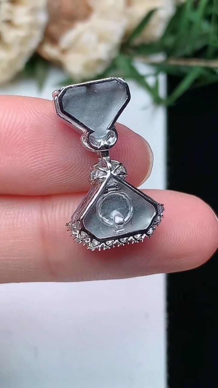 天然A货翡翠紫罗兰随形吊坠，尺寸21.8-13.3-6.3
4月21日