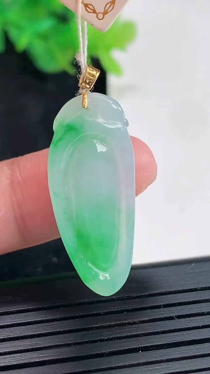 天然A货翡翠福瓜吊坠，尺寸29.5-13.5-4.5重量:3.40g
4月21日