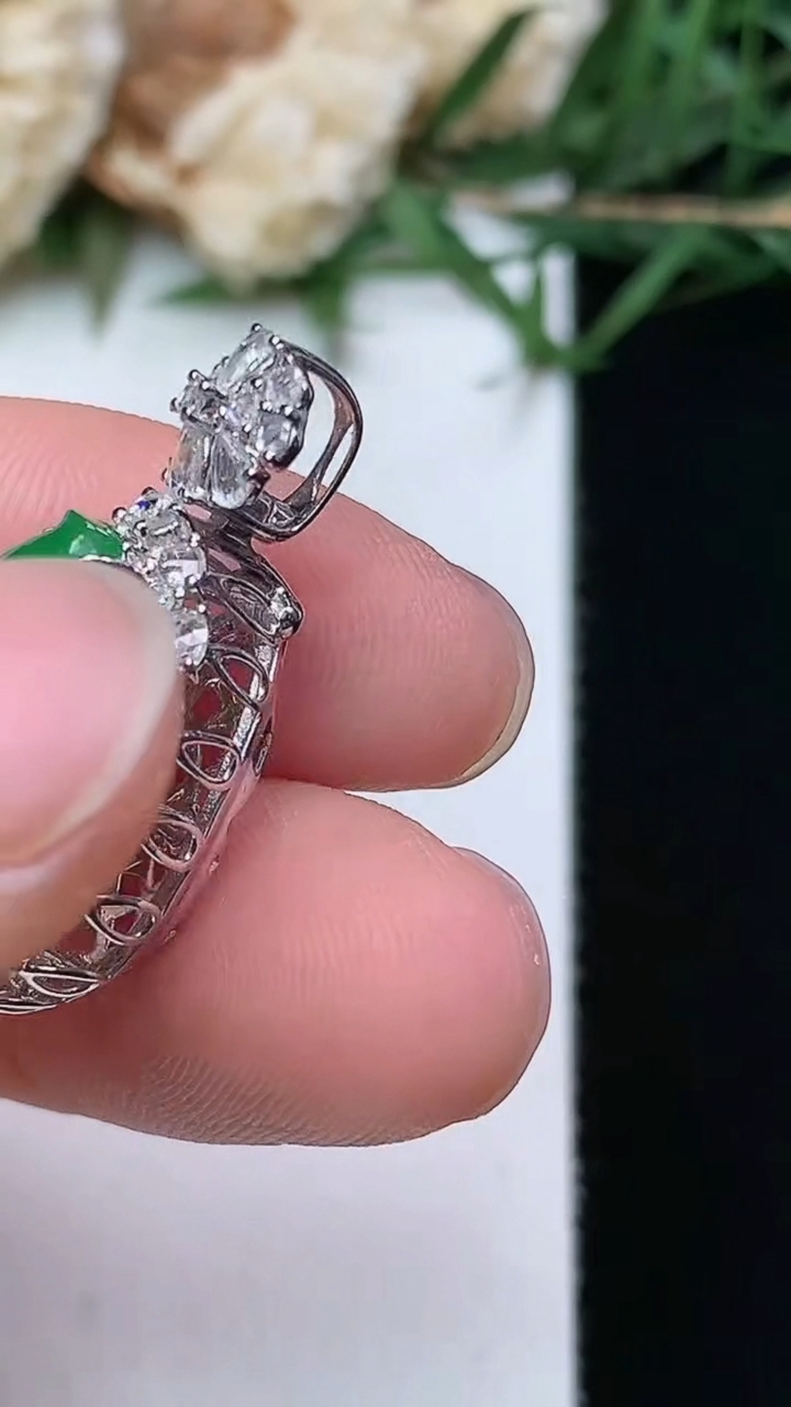 天然A货翡翠葫芦吊坠，尺寸25.9-12.5-12.3，裸石14.3-9.5，重量:4.12g
4月21日