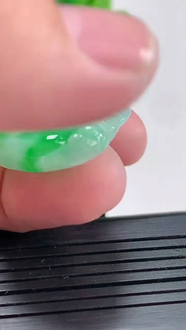 天然A货翡翠佛公吊坠，尺寸26-30-5.5重量:7.71g
4月21日