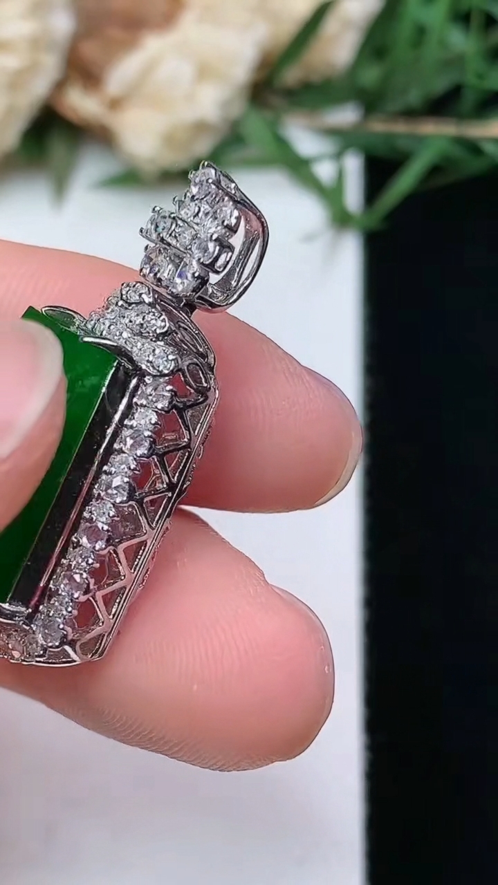 天然A货翡翠无事牌吊坠，尺寸28.8-15.3-11，裸石15.3-11，重量:5.06g
4月21日