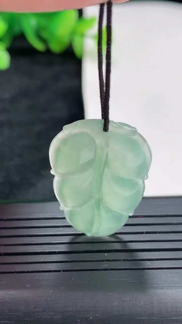 天然A货翡翠金枝玉叶 叶子吊坠，尺寸35-19.5-3.5重量:4.68g
4月21日