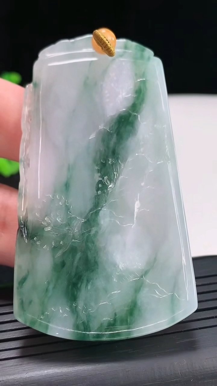 天然A货翡翠牌吊坠，尺寸74-40.6-5.5重量:41.43g
4月21日