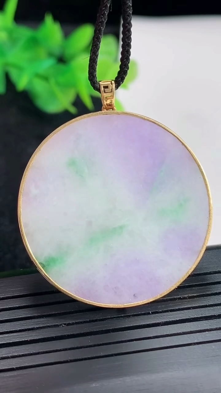 天然A货翡翠18k金春带彩 紫罗兰无事牌吊坠，尺寸40.6-35-2.8，裸石33重量:8.79g
4月21日