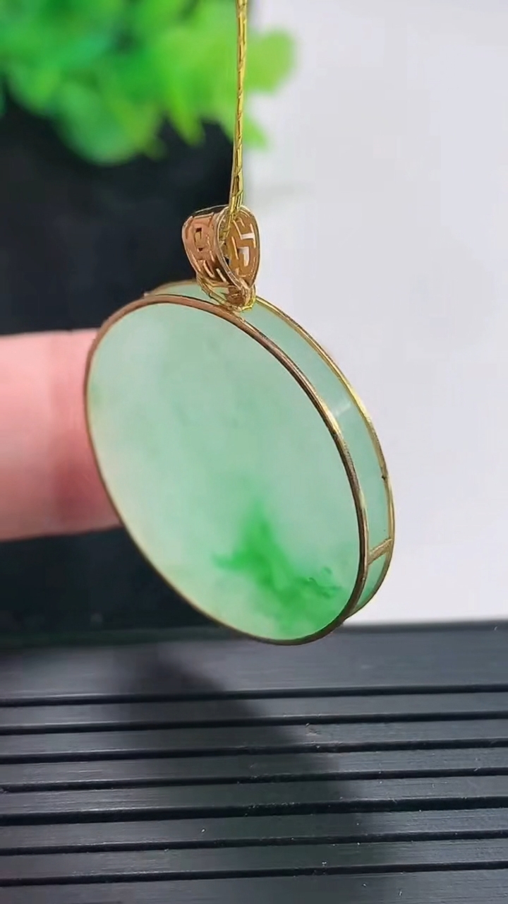 天然A货翡翠无事牌吊坠，尺寸31.6-25.5-2.6，裸石25重量:4.73g
4月21日