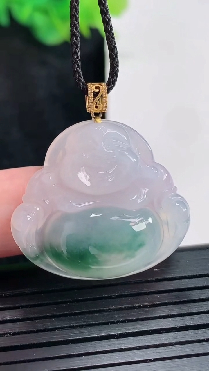 天然A货翡翠种飘花佛公吊坠，尺寸26-29.5-5.5重量:6.27g
4月21日