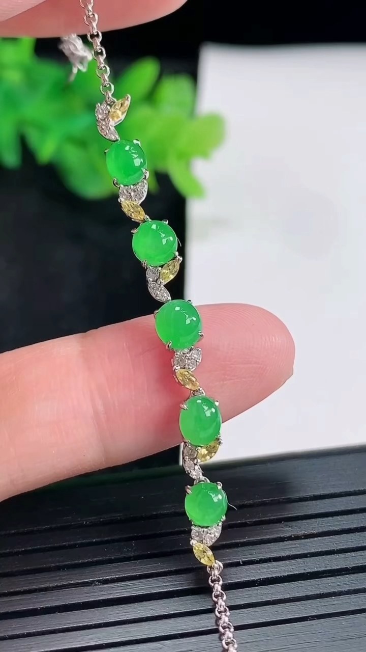 天然A货翡翠蛋面手链，尺寸5-4，含金厚4.3重量:3.23g
4月21日