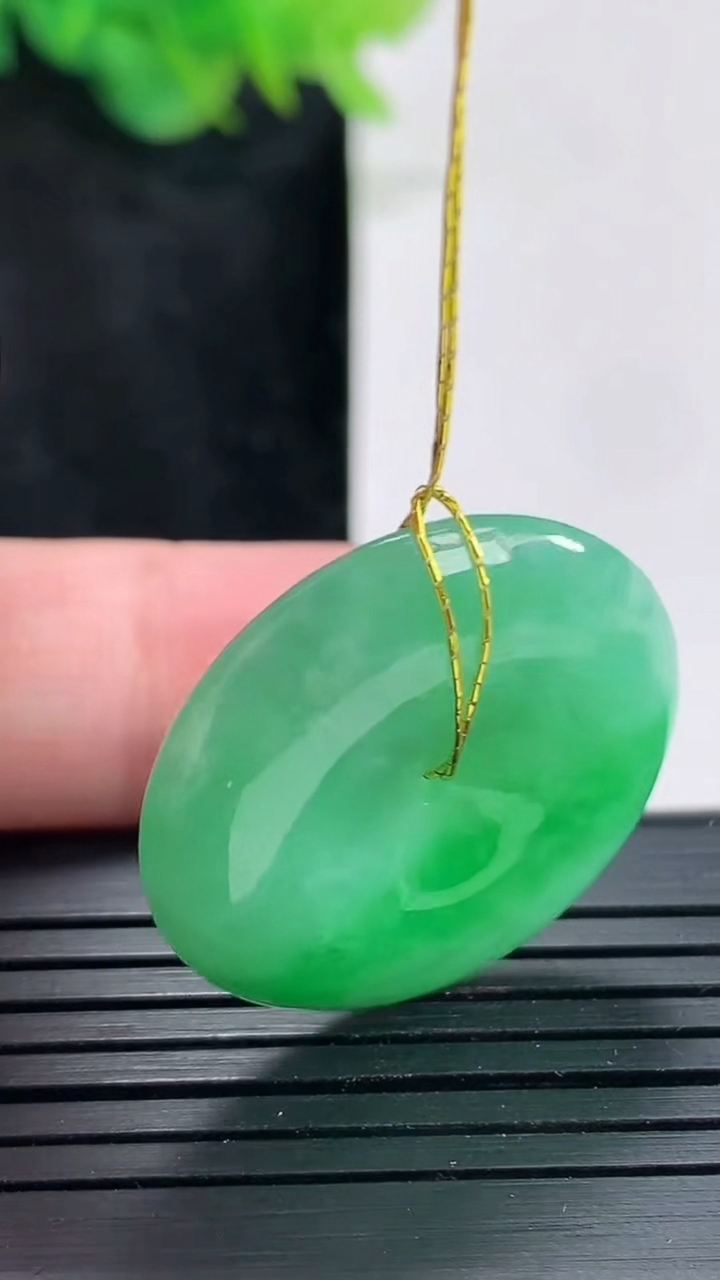 天然A货翡翠平安扣吊坠，尺寸26.5-5.8重量:8.61g
4月21日