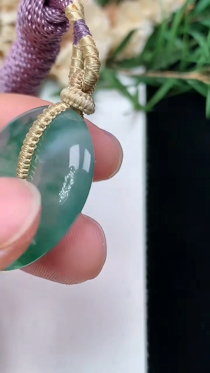 天然A货翡翠飘花平安扣吊坠，尺寸26.4-5.8，重量:10.41g
4月21日