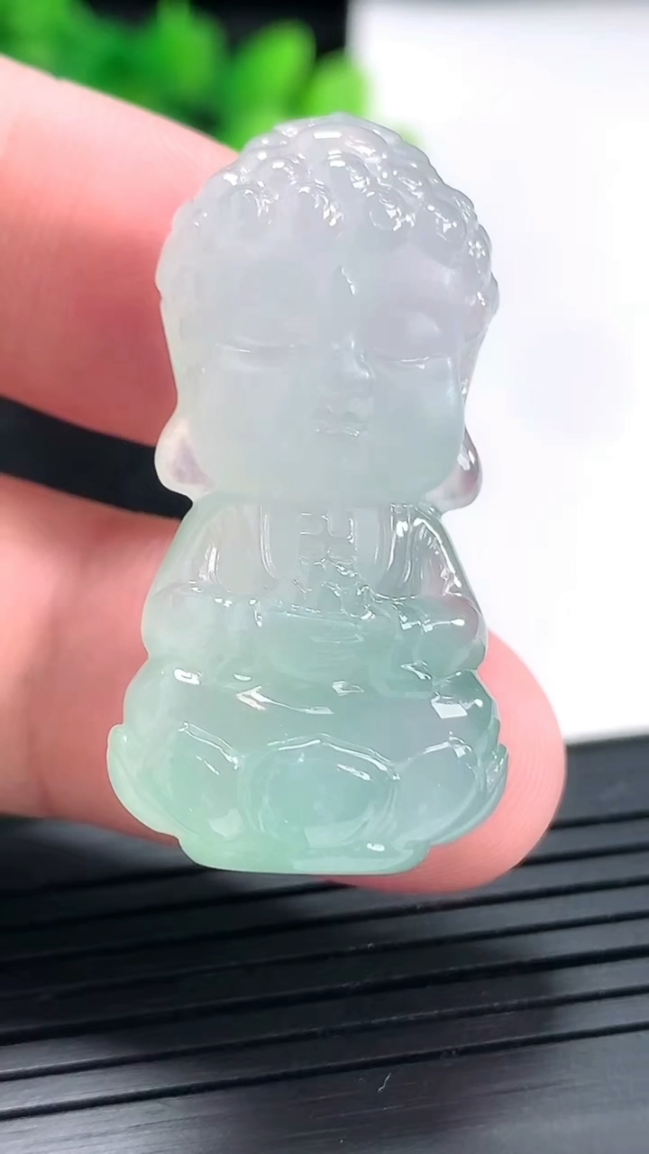 天然A货翡翠宝宝佛吊坠，尺寸37.5-19-10重量:12.82g
4月21日