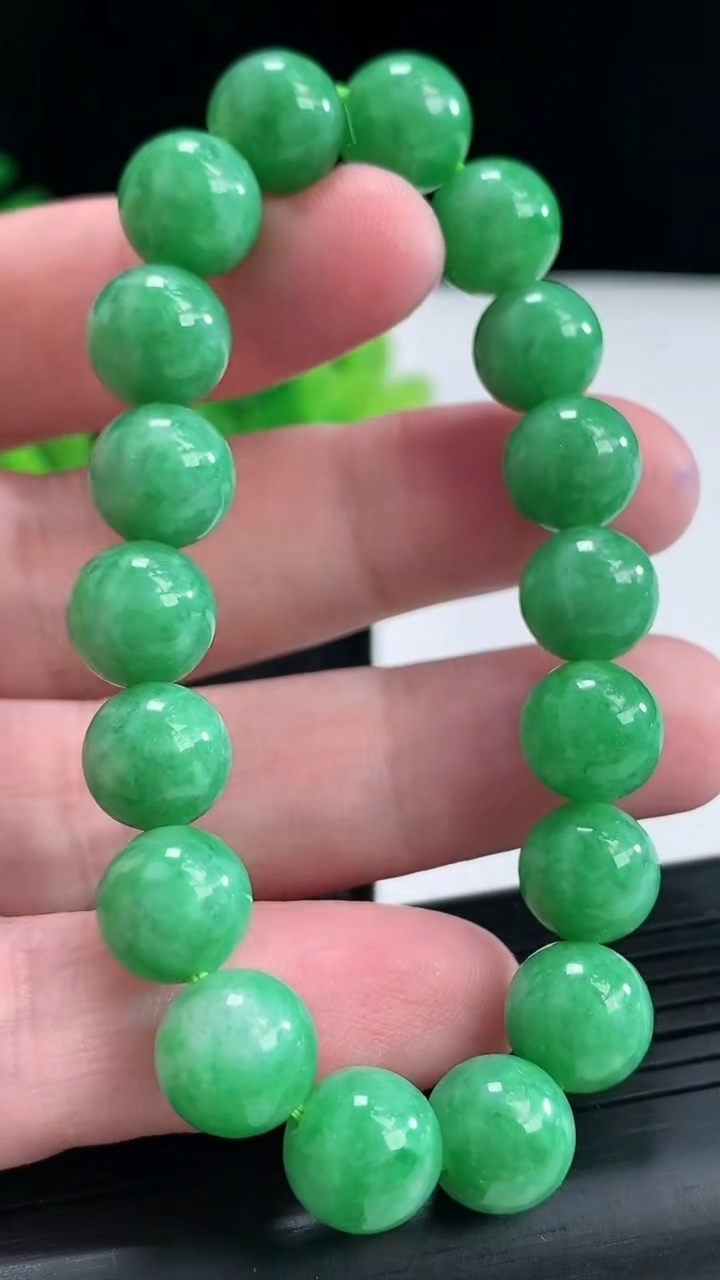 天然A货翡翠圆珠手串，尺寸10-18颗重量:30.58g4月21日
工厂直销收藏佳品,种好水足，色泽均匀，有种有色，上手高大气！