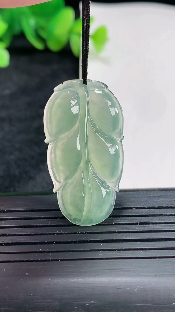 天然A货翡翠金枝玉叶 叶子吊坠，尺寸35-19.5-3.5重量:4.68g
4月21日