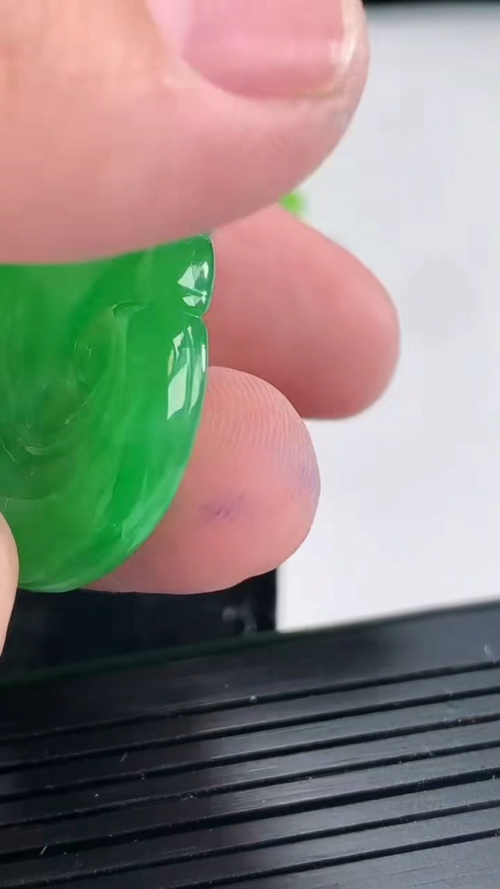 天然A货翡翠如意吊坠，尺寸42-25-5.6重量:13.06g
4月21日