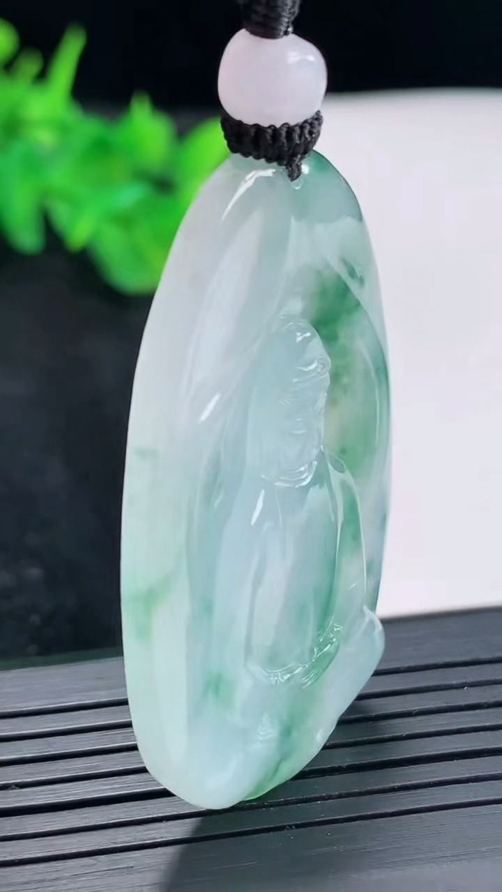 天然A货翡翠冰种飘花素衣观音吊坠，尺寸48.5-30-5.2重量:21.89g
4月21日