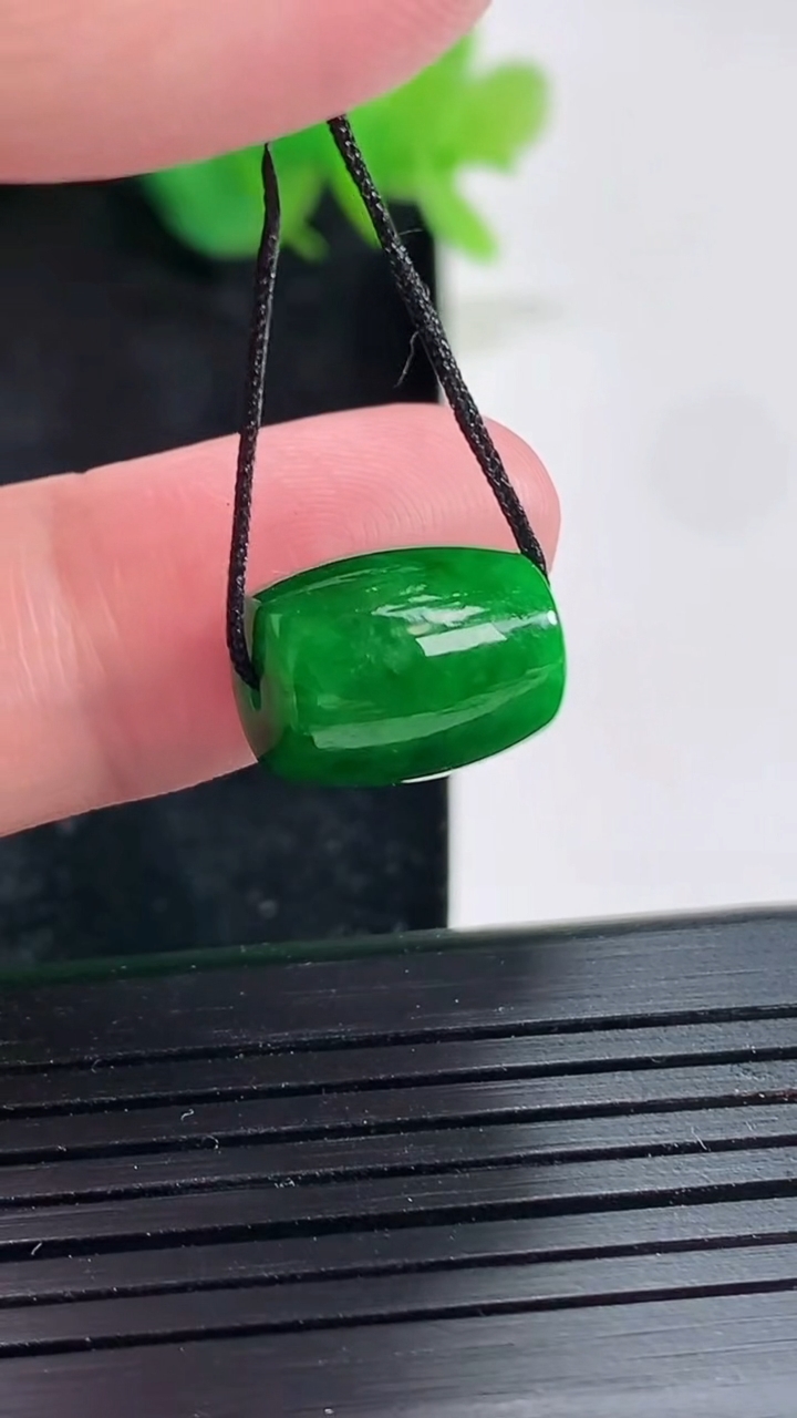 天然A货翡翠路路通吊坠，尺寸13-10重量:2.80g
4月21日