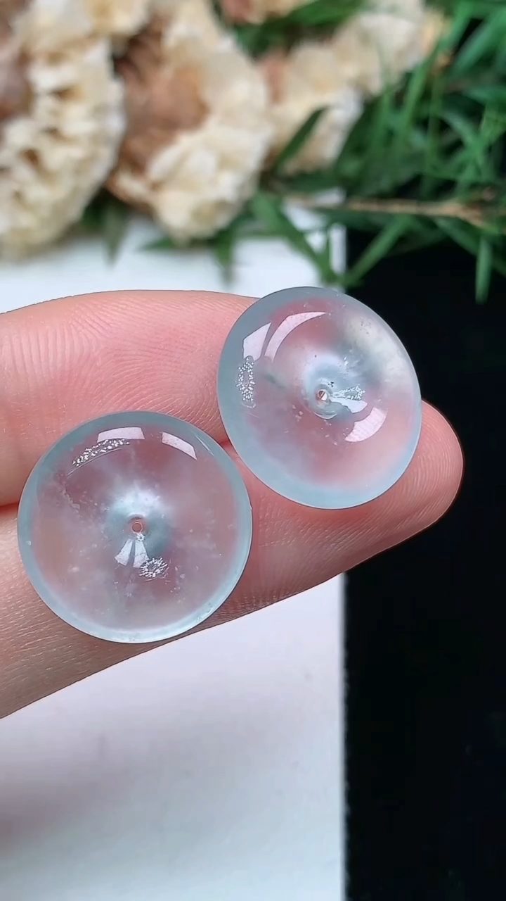 天然A货翡翠飘花平安扣吊坠一对，尺寸16-4，重量:4.29g
4月21日