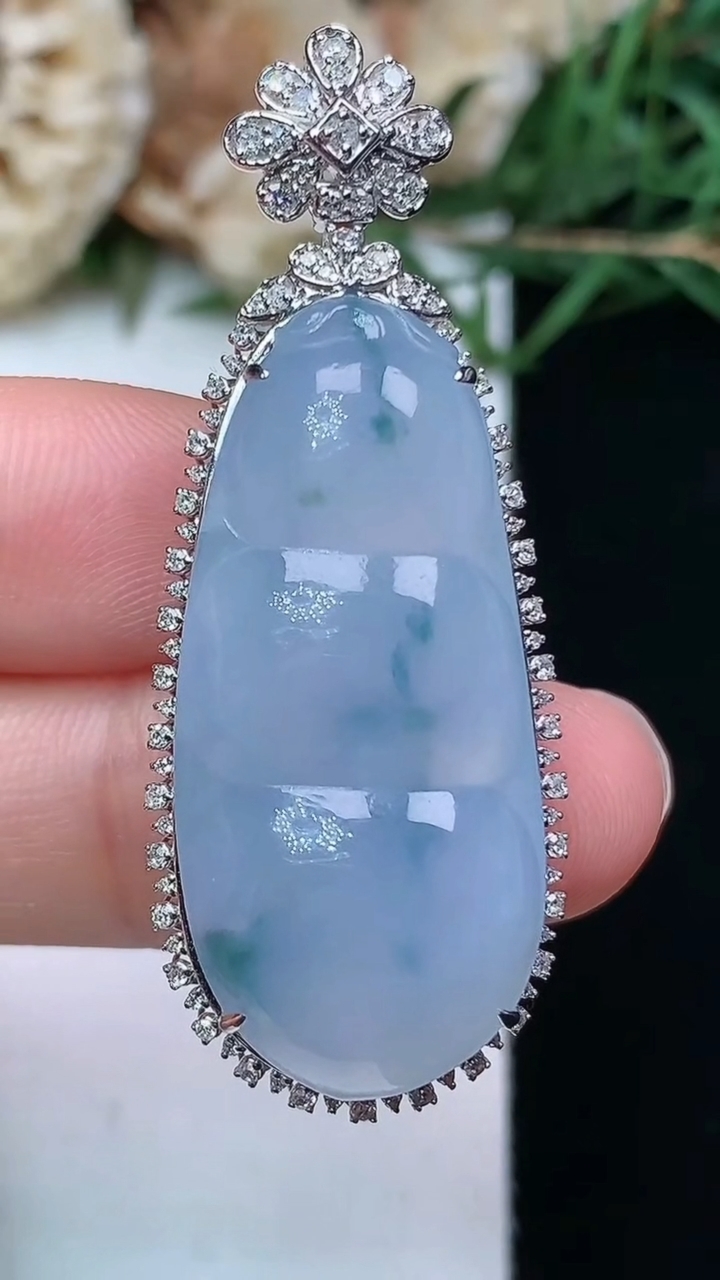 天然A货翡翠紫罗兰 飘花福豆吊坠，尺寸45.6-17.6-11.2，裸石32.2-14.7，重量:7