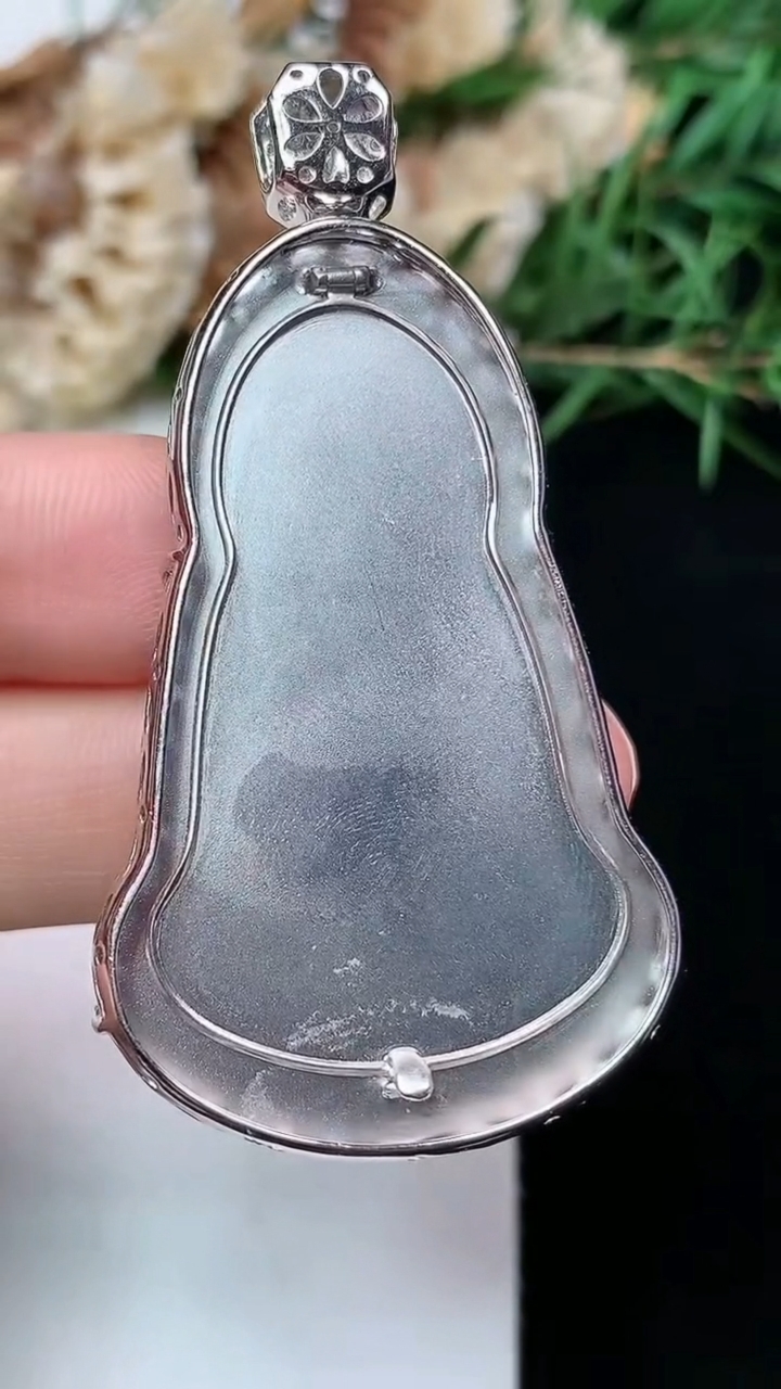 天然A货翡翠白冰素衣观音吊坠，尺寸45.4-28.5-7.6，重量:15.50g
4月21日