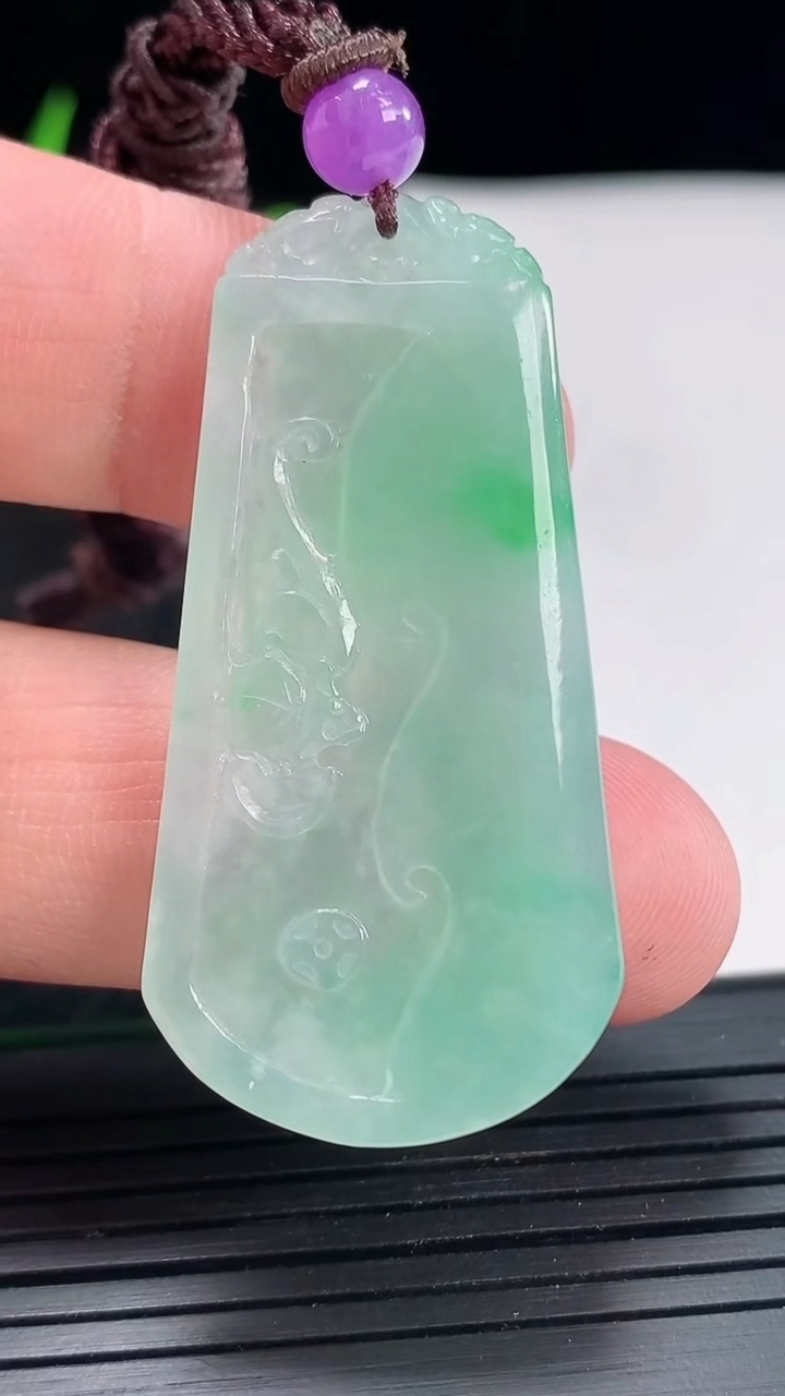 天然A货翡翠年年有余吊坠，尺寸46-23.5-4.5重量:12.36g
4月21日