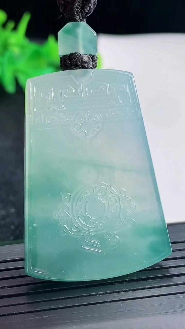 天然A货翡翠种飘花仿古无事牌吊坠，尺寸46-32.6-5.2重量:27.31g
4月21日