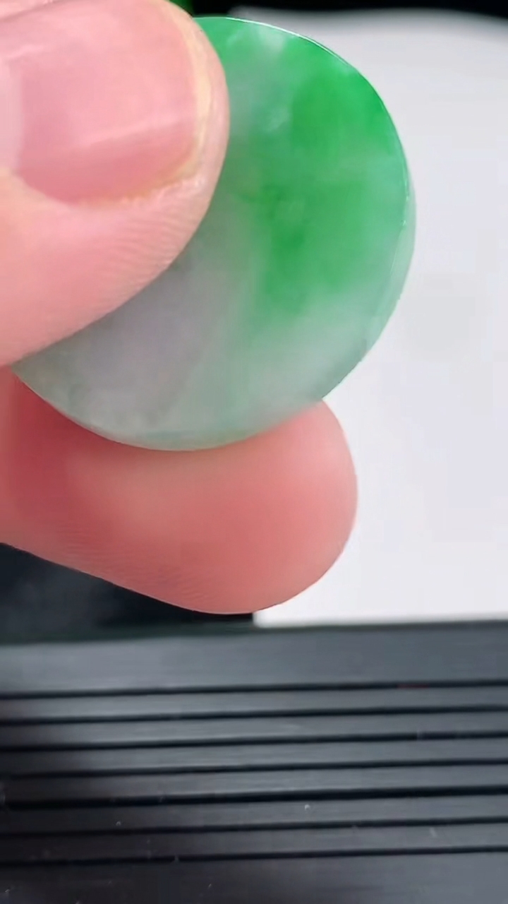 天然A货翡翠无事牌吊坠，尺寸26-2.8重量:5.35g
4月21日