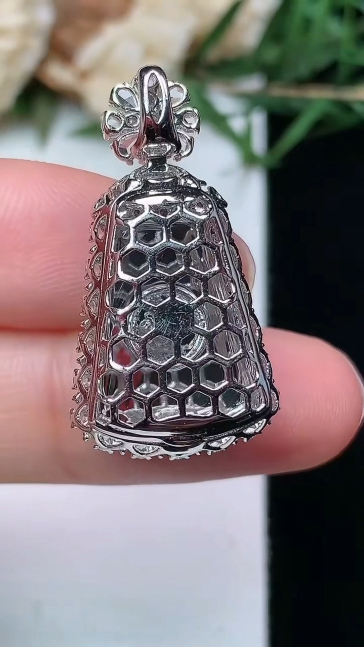 天然A货翡翠无事牌吊坠，尺寸28.8-15.3-11，裸石15.3-11，重量:5.06g
4月21日