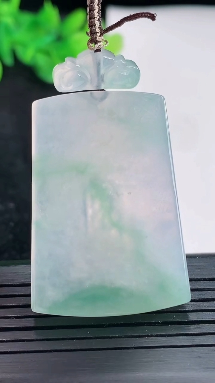 天然A货翡翠仿古无事牌吊坠，尺寸41-28-5.2重量:20.61g
4月21日