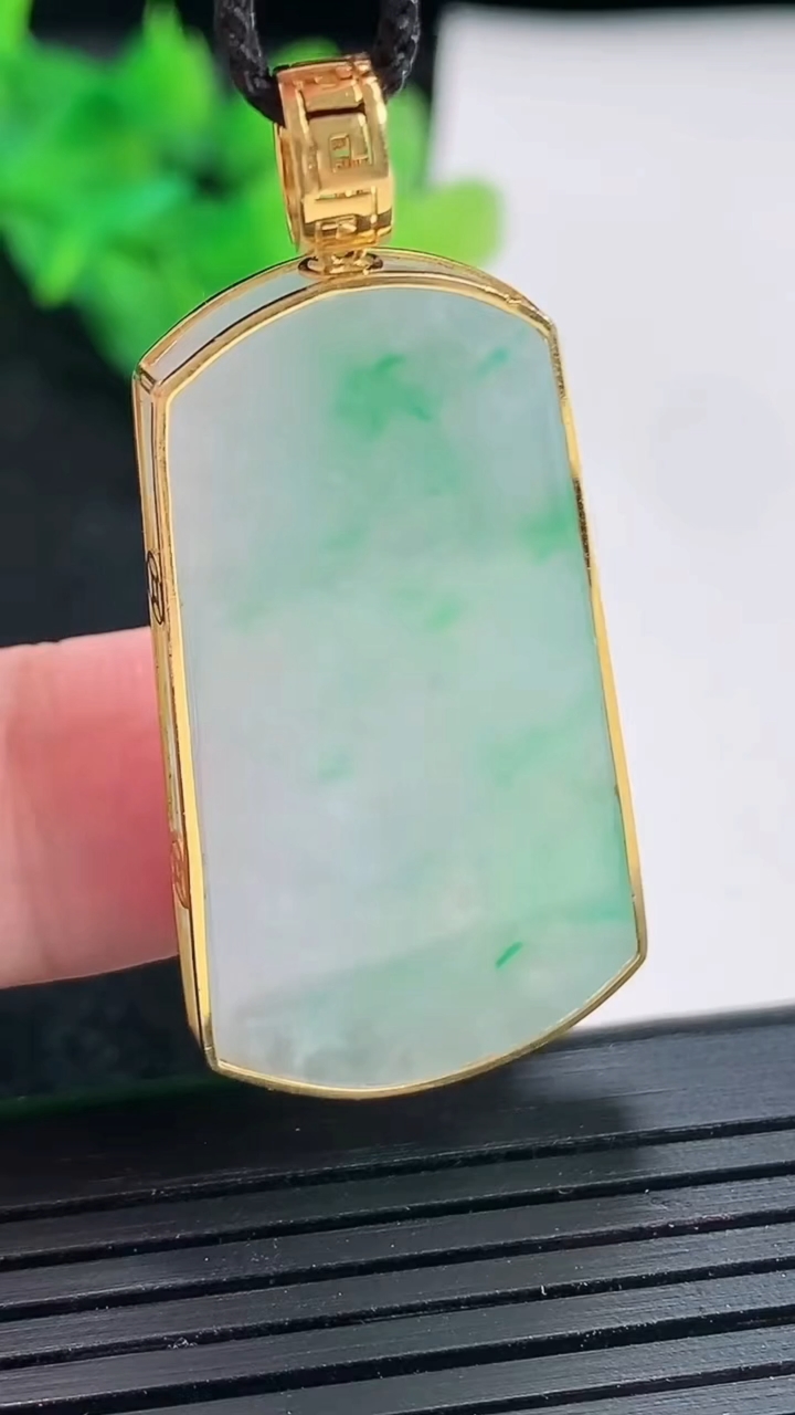 天然A货翡翠无事牌吊坠，尺寸45-20.5-4，裸石37-20重量:9.32g
4月21日