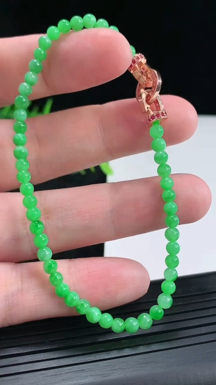 天然A货翡翠小米珠手串，尺寸3.5-50颗重量:6.03g4月21日
工厂直销收藏佳品,种好水足，色泽均匀，有种有色，上手高大气！