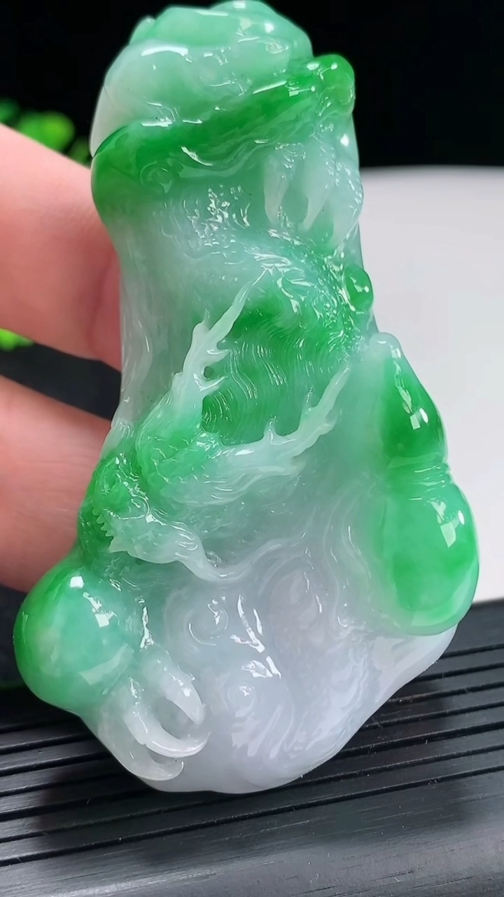 天然A货翡翠龙牌吊坠，尺寸3.6-41.5-13.5重量:59.30g
4月21日