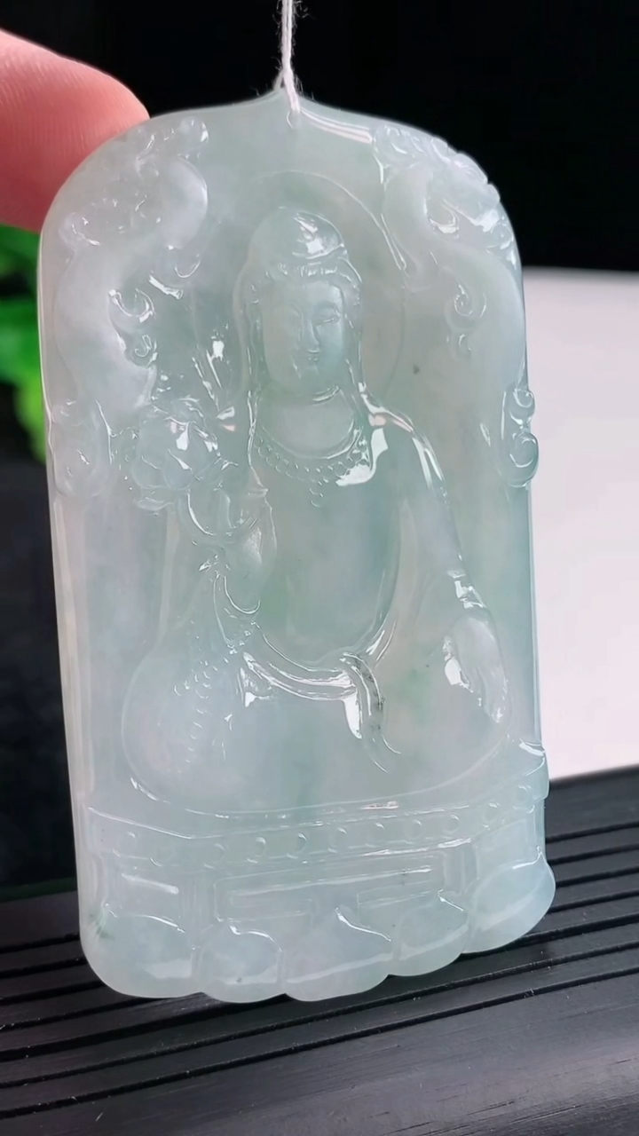 天然A货翡翠冰种飘花大势至菩萨吊坠，尺寸74-42-6重量:45.47g
4月21日